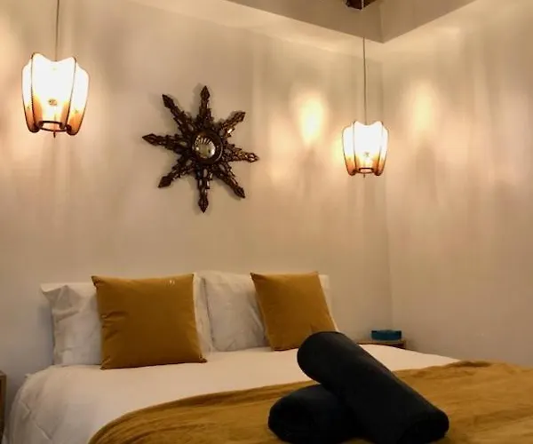 Cocoon Gallery Bed and Breakfast 3*