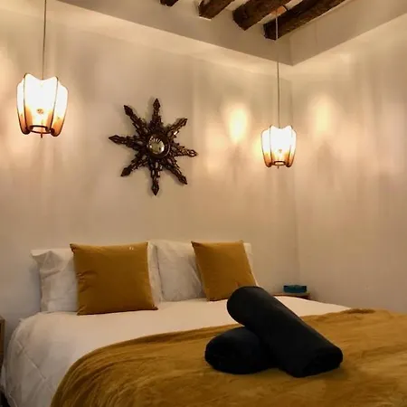 Cocoon Gallery לינה וארוחת בוקר 3*
