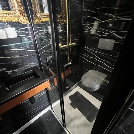 לינה וארוחת בוקר Cocoon Gallery 3*